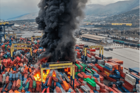 土耳其部分港口停运,堆场集装箱倒塌起火