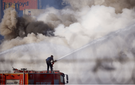 土耳其一港口受地震影响大约3670个集装箱被烧毁