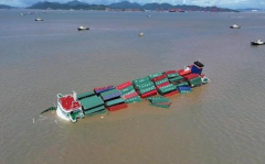 宁波突发两船相撞部分集装箱散落在江面上