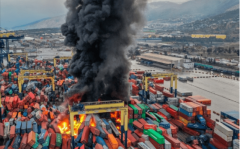 土耳其部分港口停运,堆场集装箱倒塌起火